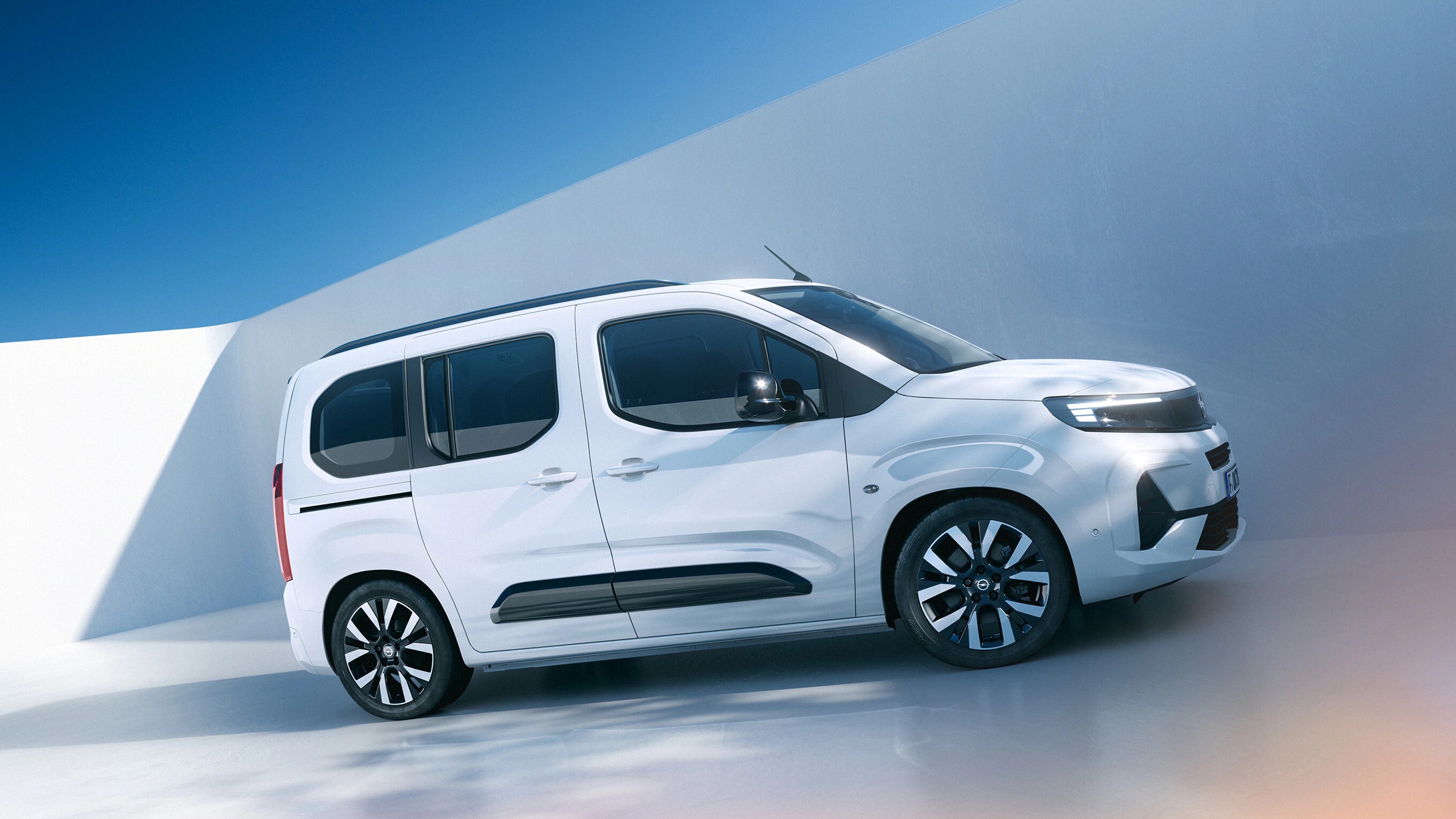 Seitenansicht eines weißen Opel Combo
