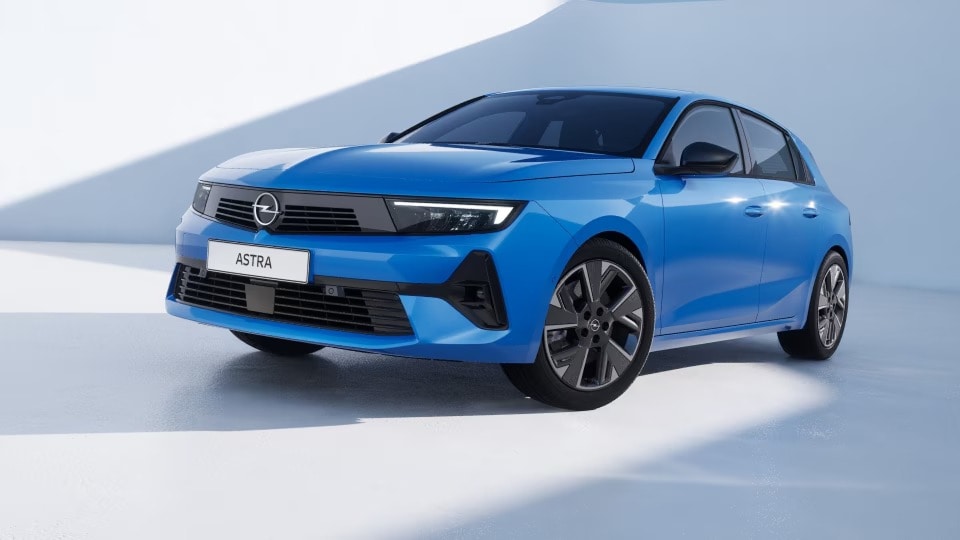 Seitenansicht eines blauen Opel Astra