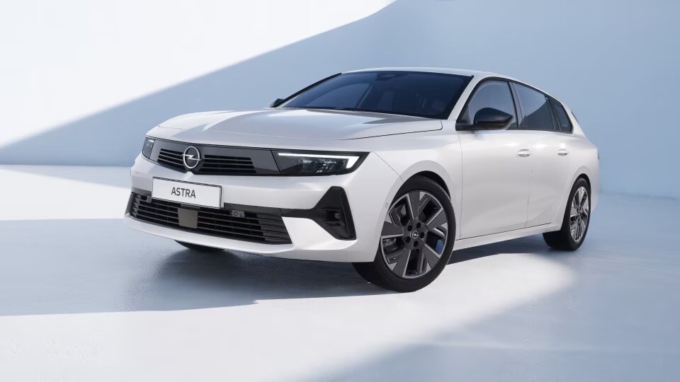 Seitenansicht eines blauen Opel Astra ST