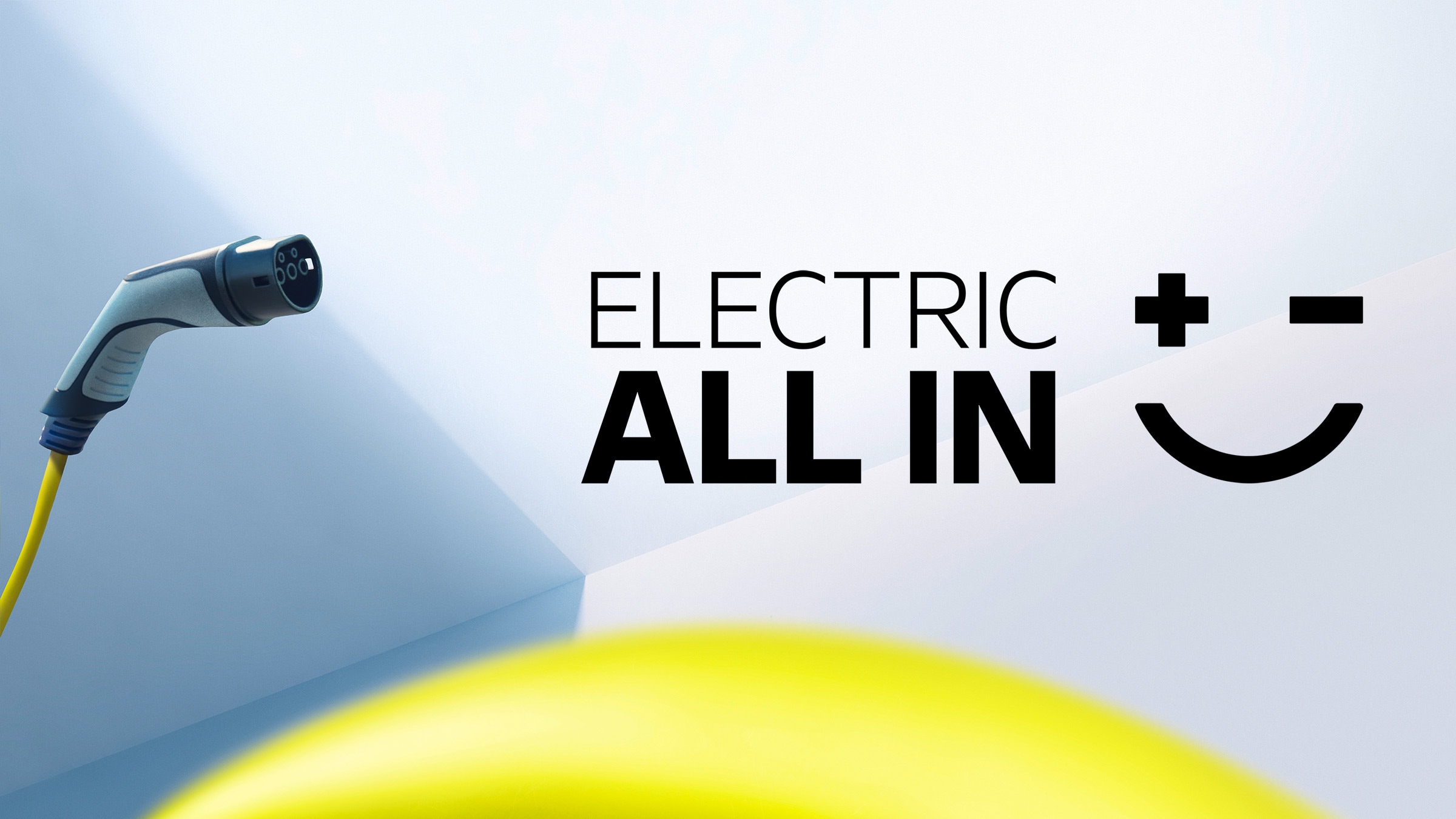 Nahaufnahme eines Ladesteckers für Elektrofahrzeuge mit dem Text „ELECTRIC ALL IN“ und einem stilisierten Smiley-Symbol.