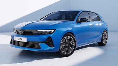 Seitenansicht eines blauen Opel Astra mit grauen und silbernen Felgen