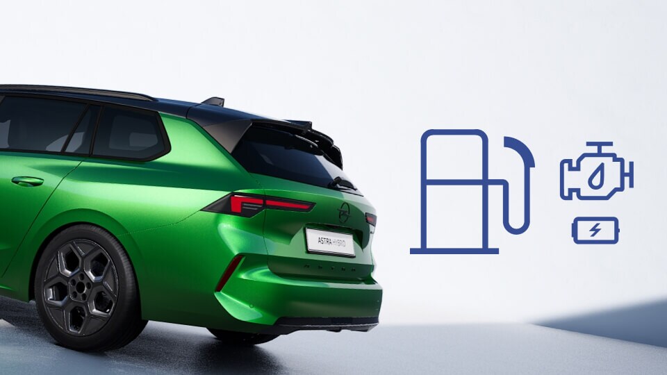 Heckansicht des grünen Opel Astra Sports Tourer als Benzin-Hybrid