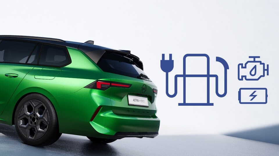 Heckansicht des grünen Opel Astra Sports Tourer Plug-in Hybrid