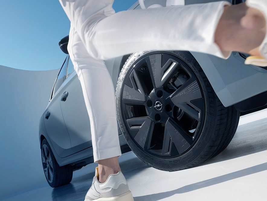Close-up of the aero wheel of a grey Opel Corsa Electric with the Opel logo in the center