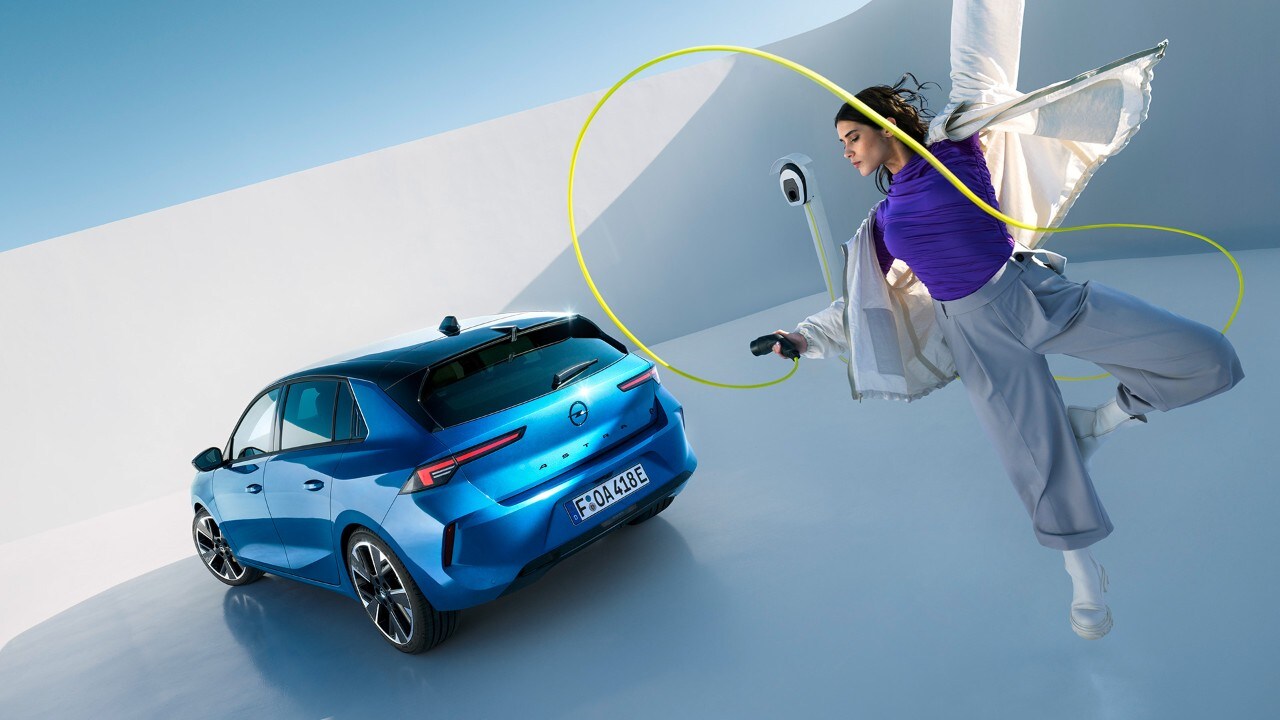Rückansicht eines blauen Opel Astra Electric
