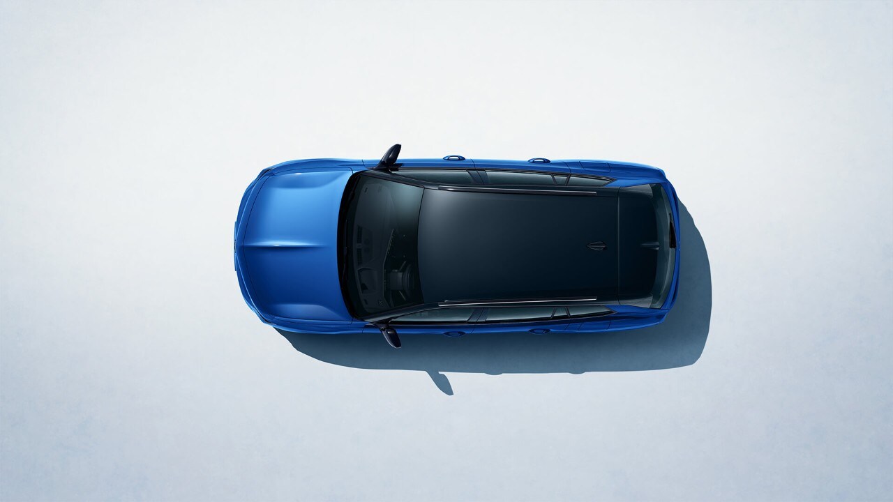 Draufsicht eines blauen Opel Astra Sports Tourer mit schwarzem Dach