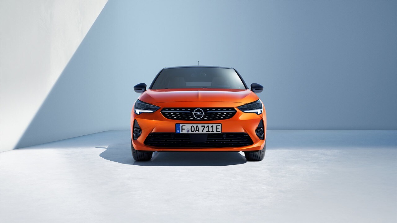 Äußere Frontansicht eines roten Opel Corsa