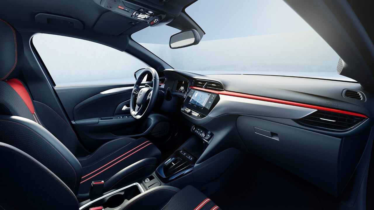 Opel Corsa, Seitenansicht vom Beifahrersitz, schwarze Innenausstattung mit roten Akzenten