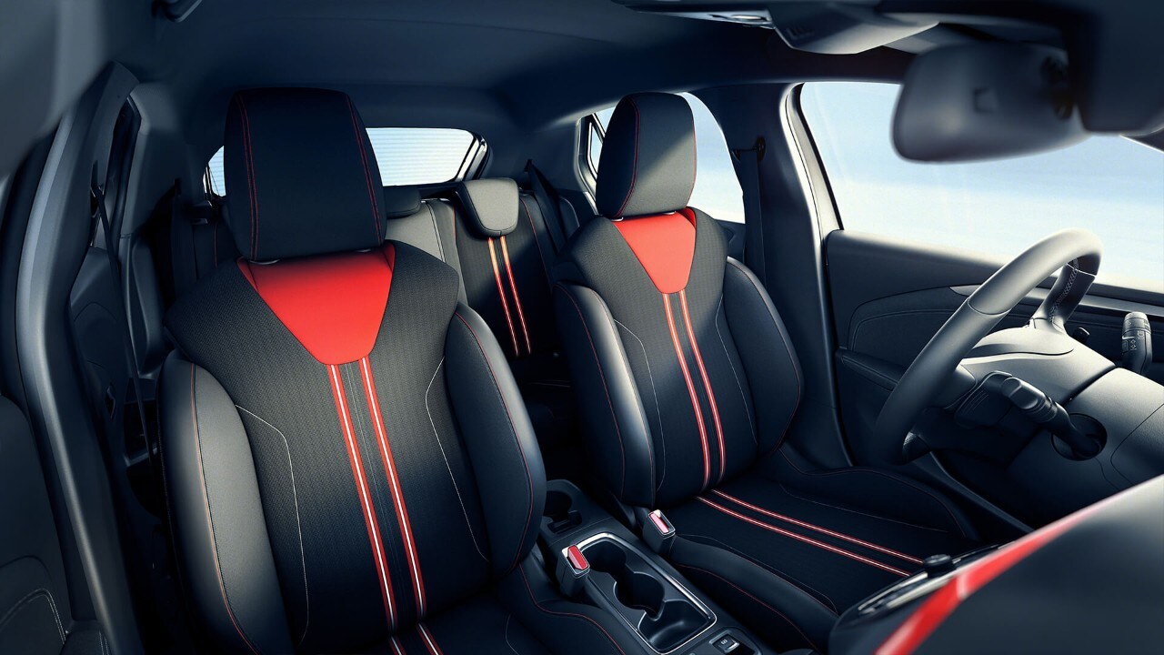Opel Corsa, schwarze Vordersitze mit roten Akzenten