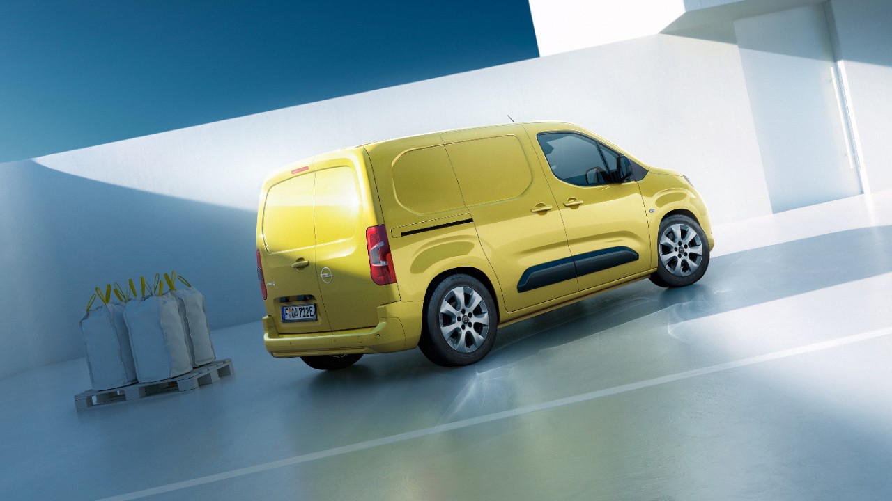 Hintere Seitenansicht eines neuen Opel Combo Cargo Electric in der Farbe Gelb