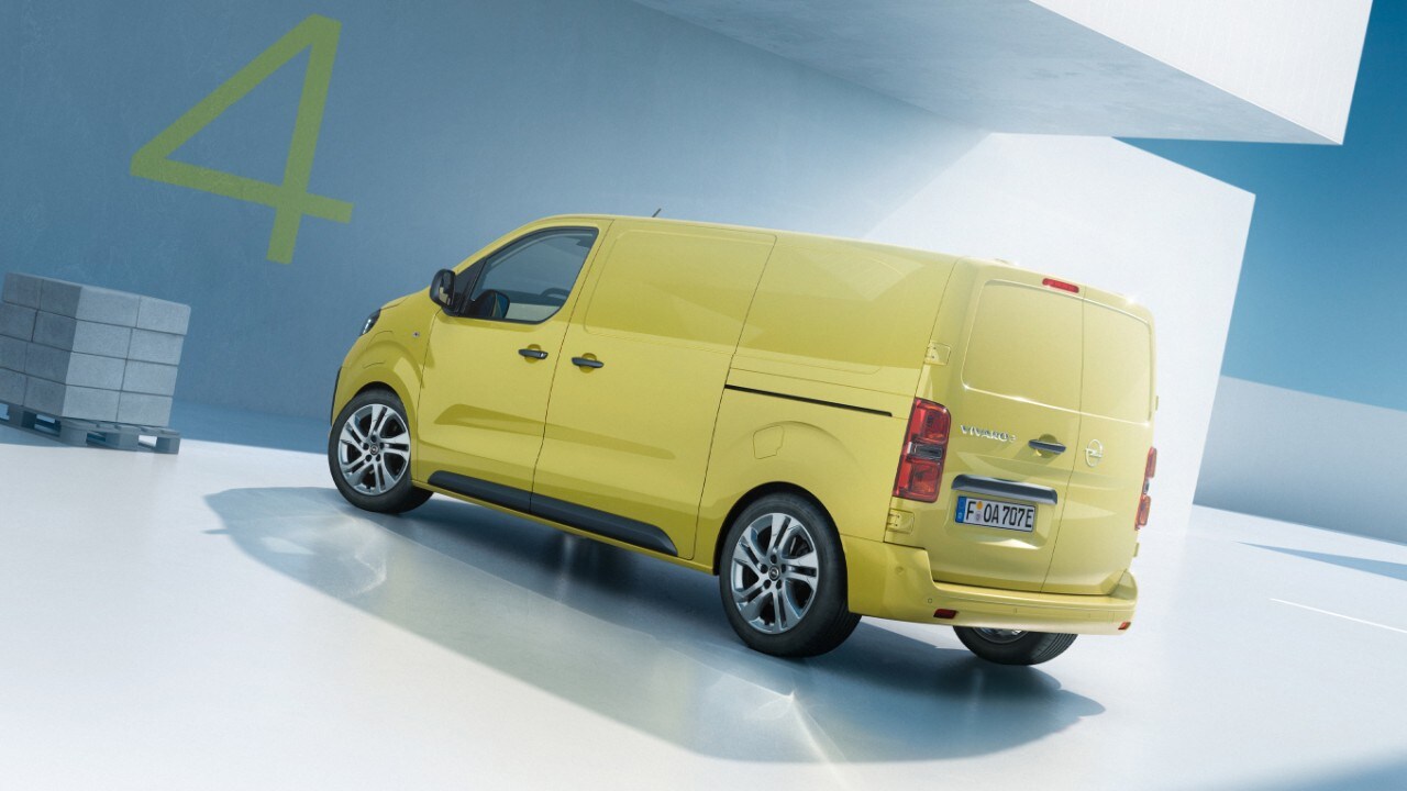 Hintere Seitenansicht eines neuen Opel Vivaro Electric in Fahrt